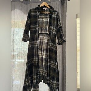 Elegant Plaid Trench Coat in Black and Green